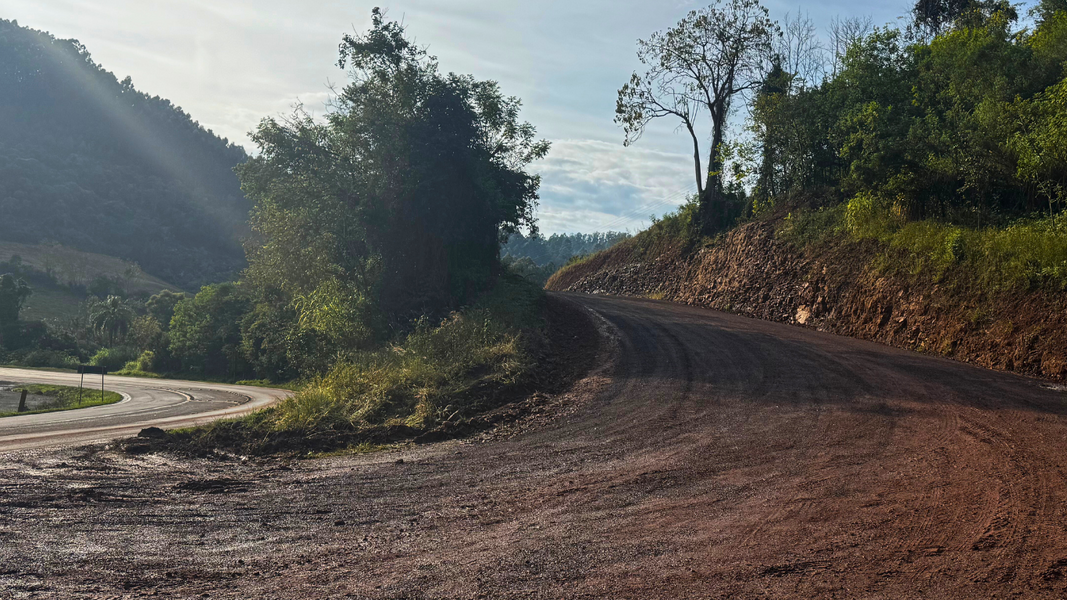 prefeitura-realiza-obra-de-melhoria-no-acesso-a-carolina-alta