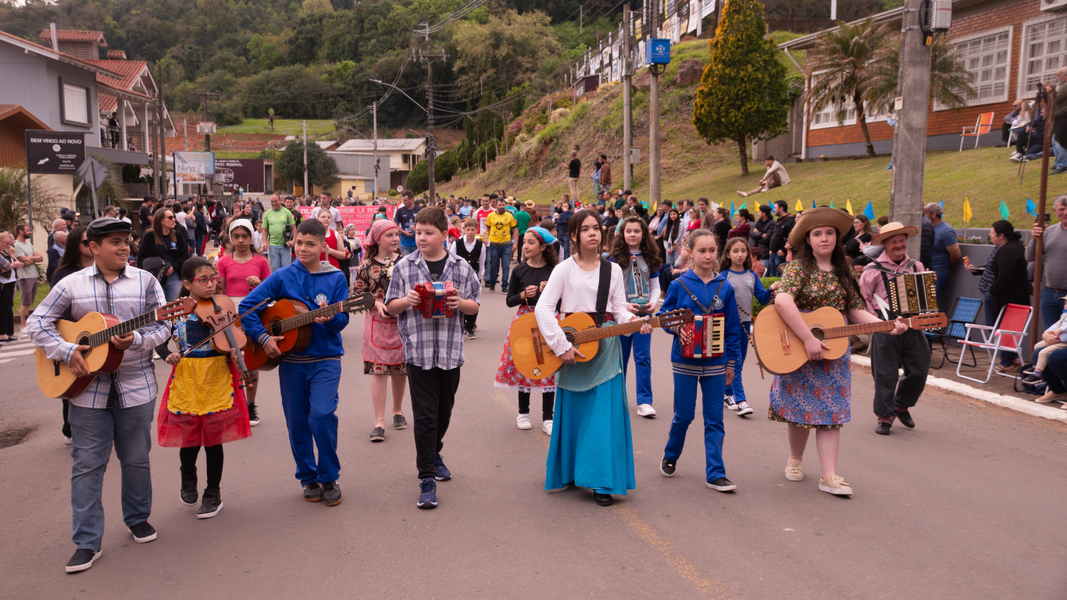 desfile-civico-de-boa-vista-do-sul-celebra-historia-tradicao-e-uniao